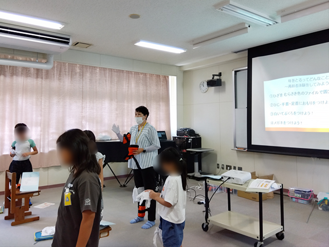 竜南小学校4年生　「お年寄り体験をしよう」