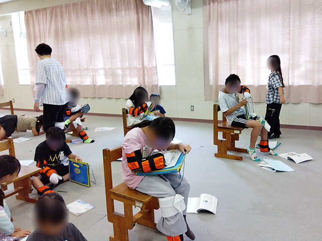 竜南小学校4年生　「お年寄り体験をしよう」